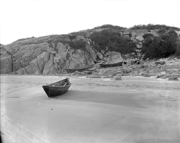 Dories beached on Salt Island