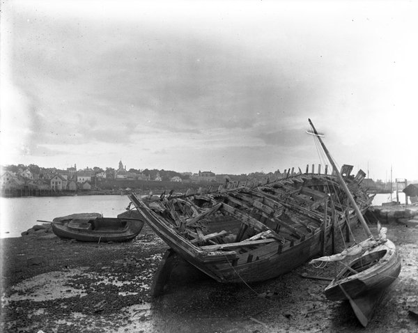 Shipwrecked vessel on Five Pound Island